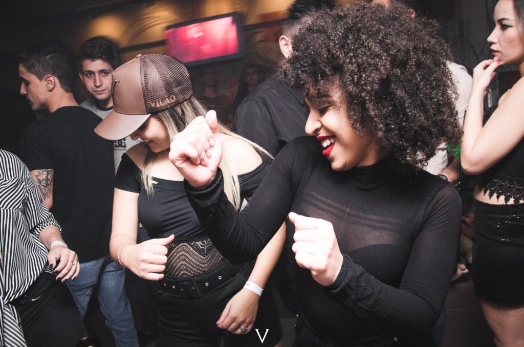 Women dancing in a nightclub in Puerto Iguazú