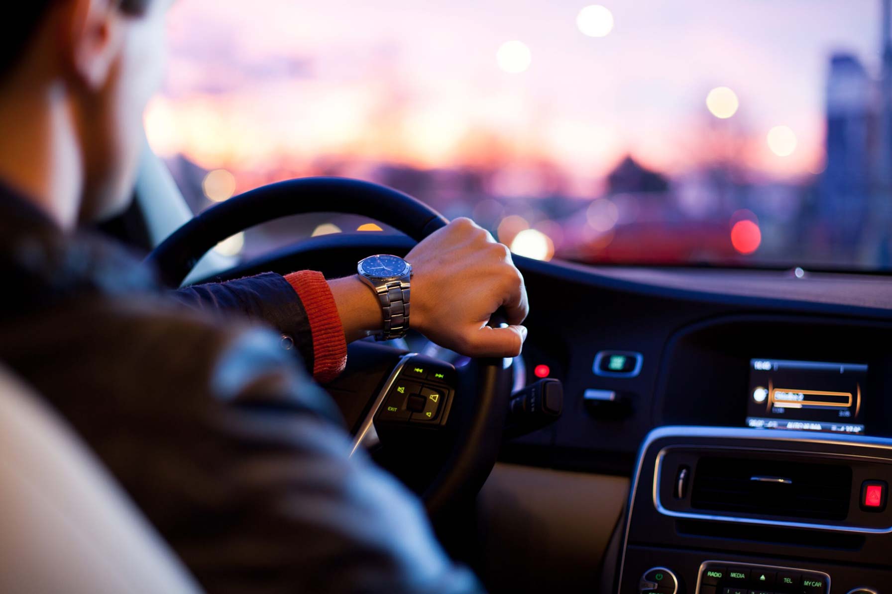 Man driving in Foz do Iguaçu