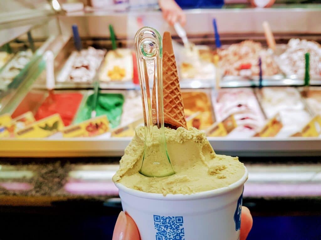 Pote de sorvete em sorveteria de Foz do Iguaçu