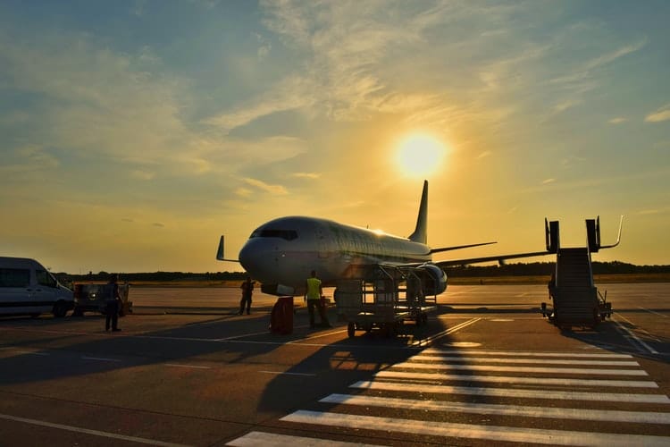 Avião em pista de aeroporto em Foz do Iguaçu - fronteira da Argentina