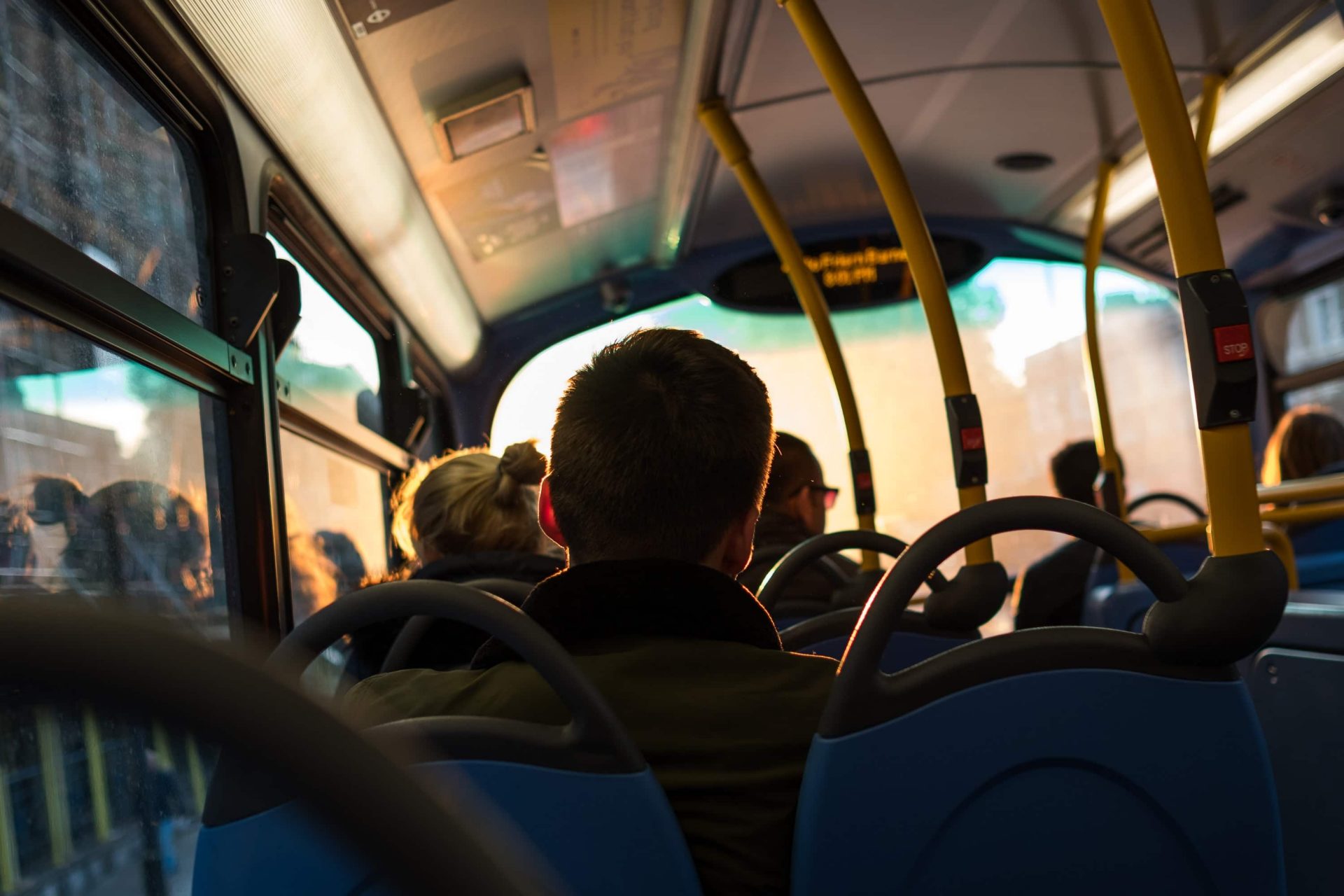 Homem andando de ônibus em Foz do Iguaçu