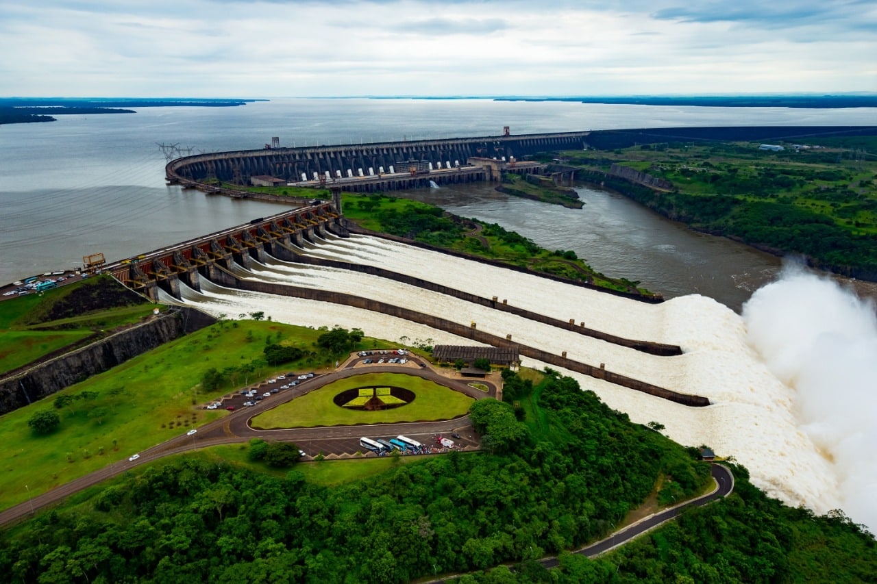 Itaipu Power Plant seen from above - Foz do Iguaçu in 1 day