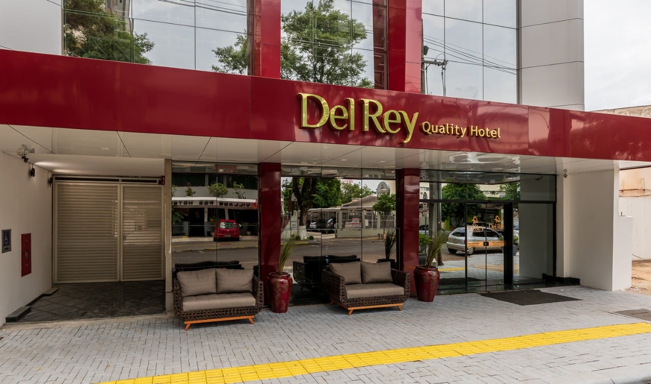 Facade of the Hotel Del Rey