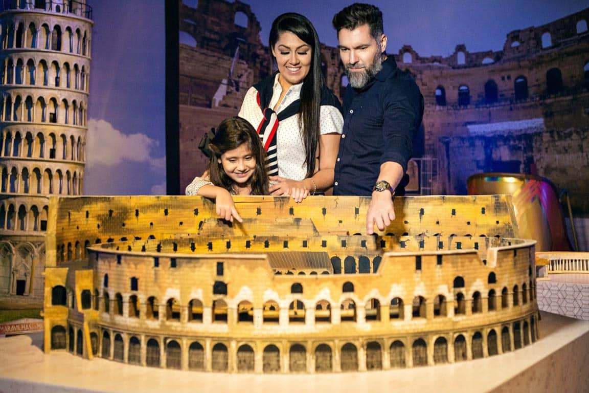 Família observa réplica em miniatura do Coliseu romano no Maravilhas do Mundo